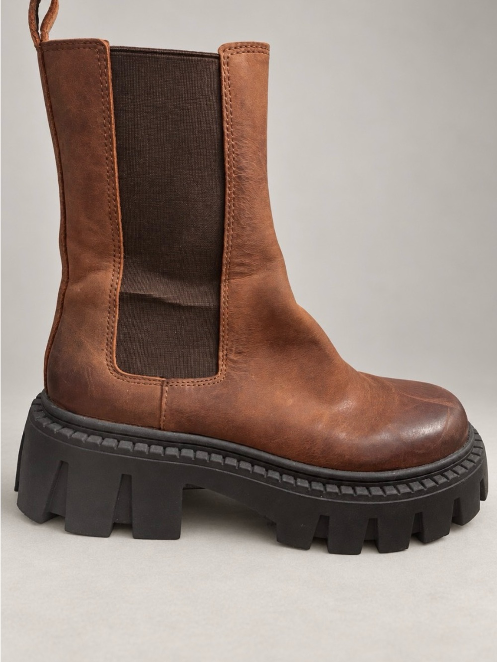 Steve Madden Women’s “CHARGES” brown leather lug-sole Chelsea boots - Picture 3 of 6